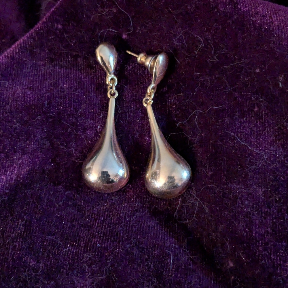 Elegant Gold Tone Teardrop Earrings